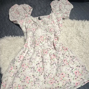 Söt blommig sommarklänning  - Söt blommig sommarklänning med puffärmar  Storlek S från HM Spanien Säljes för 150kr+fraktpris