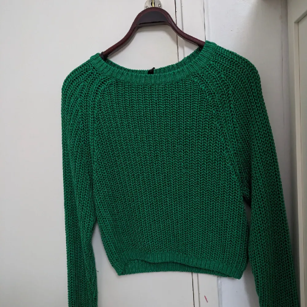 En grön stickad tröja från H&M i storlek xs  Pris 99. Tröjor & Koftor.