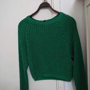 En grön stickad tröja från H&M i storlek xs  Pris 99