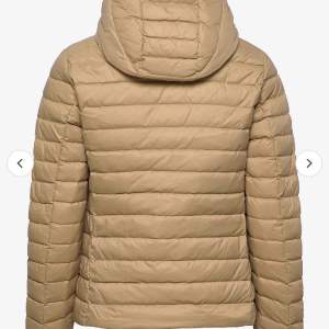 Helt ny jacka från Tommy Hilfiger i storlek xs. Inte använd då jag fick en annan samtidigt och nu är denna för liten. Nypris 2300 mitt pris 1400.