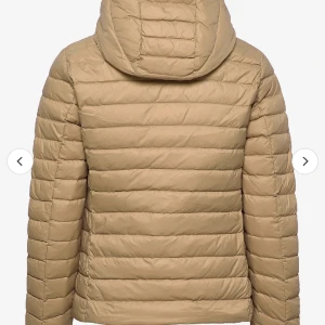 Tommy Hilfiger jacka  - Helt ny jacka från Tommy Hilfiger i storlek xs. Inte använd då jag fick en annan samtidigt och nu är denna för liten. Nypris 2300 mitt pris 800.