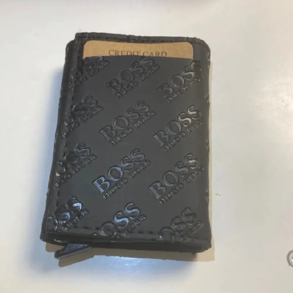 Hugoboss plånbok den är fin och jätte bra 😍.. Accessoarer.