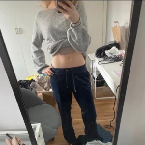 Marinblåa Juicy byxor - Supersnygga marinblåa juicy byxor som jag skulle säga är lite mer lågmidjade än de ”vanliga”💕står storlek m men skulle säga att dom passar mellan xs och l då jagbtycker att dom sitter snyggt på mig!dm’a mig för mer info om du vill💕pris kan diskuteras
