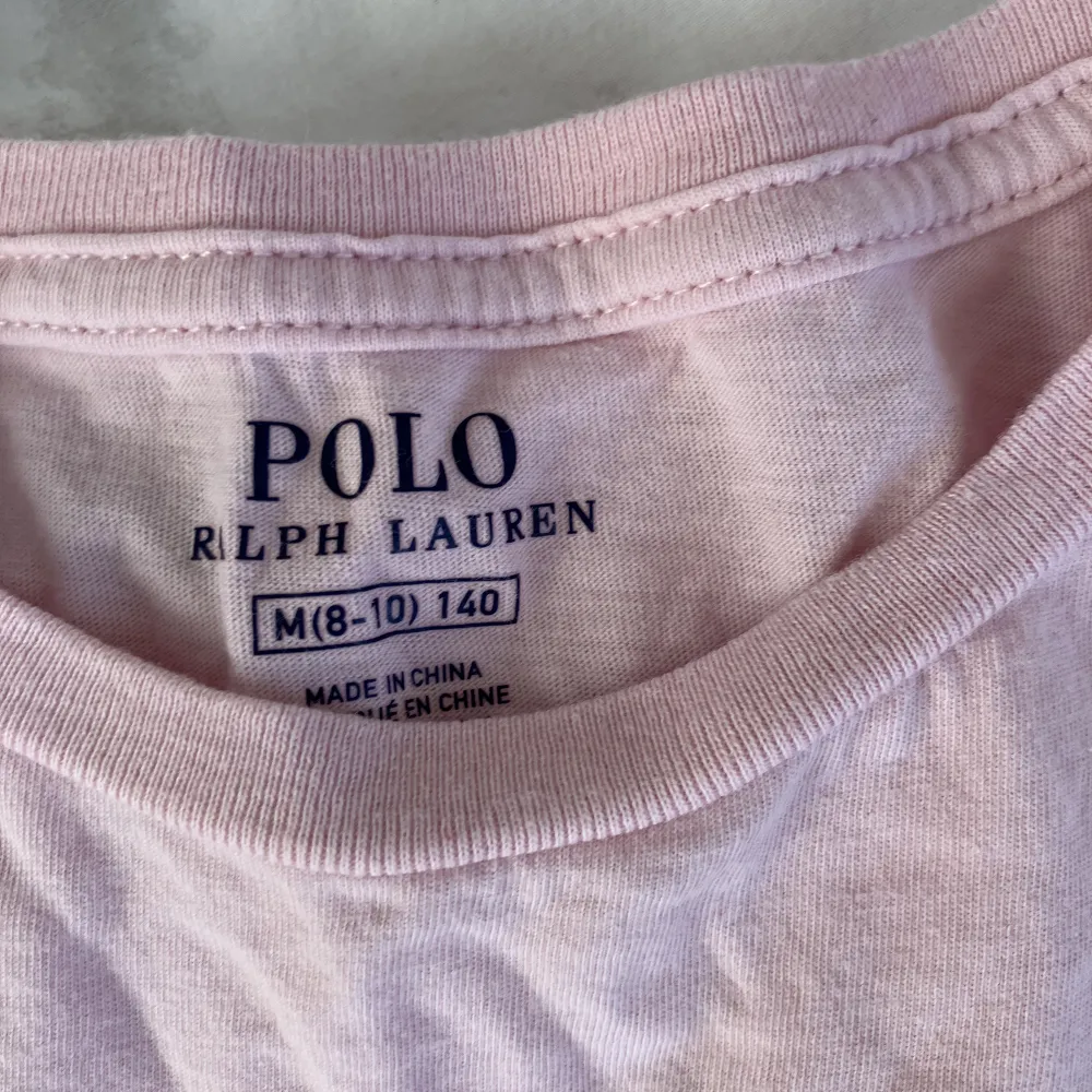 Fin Ralph lauren t-shirt, inte alls använd mkt. Säljes då den inte kommer till användning! I barnstorlek men skulle säga att den motsvarar XXS-XS. 200kr+frakt💕. T-shirts.
