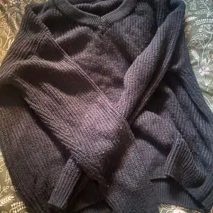 Säljer denna svarta stickade tröja ifrån shein. Säljer den för att jag knappt använder den. Storlek M men passar absolut en S, om man inte vill ha den jättetight. I bra skick 