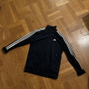 Adidas tröja - Marinblå adidaströja Passar S/M