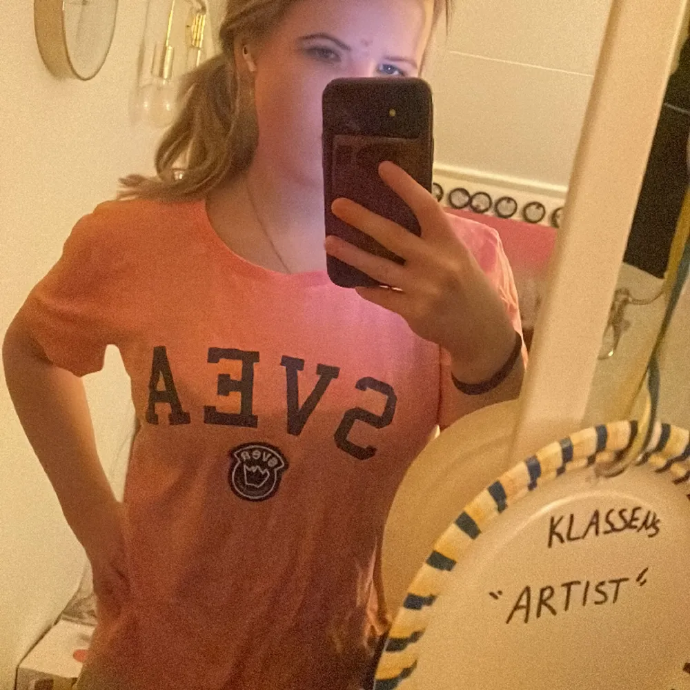 Snygg Svea t-shirt som är använd 2 gånger mycket fint skick. Skriv om ni vill ha mer bilder elelr har någon fundering☺️💕. T-shirts.