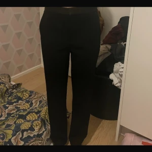 Kostym byxor  - Kostymbyxor från zara med satin detalj. Oanvänd 