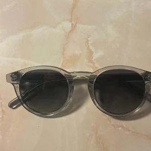 Chimi solglasögon - Nästan nya chimi 03. Dom är i grå färg och är väldigt snygga.