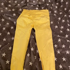 Gula träningsbyxor  - Säljer för att de inte kommer till användning. De är i jätte bra skick! Det är en storlek M men sitter som en Xs eller S. Original pris 600kr.