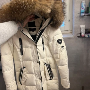 Rock and blue Arctica Vit - Nyskick Finns ingen snyggare jacka. Men köpte 36 och tyckte de kändes bra när jag provade den så behöll. Men det blir för tight på mig. Inte liten i storleken bara jag som har gigantiska bröst 😂   Vit är omöjlig att få tag i.  Nypris 6000