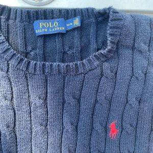 Ralph Lauren Tröja  - Stilren kabelstickad tröja från Ralph Lauren. Perfekt nu till vintern! Storlek M men den sitter mer som storlek S.