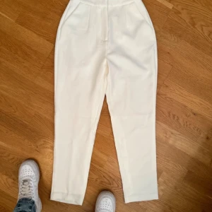 Vita Kostymbyxor - Passar till den vita kavajen, vita bridal kostymbyxor i strl: 36. Aldrig använda. Från asos 