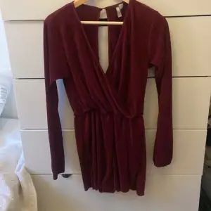 Jättesnygg klänning/byxdress i en vinröd/lila färg med inbyggda shorts, i nyskick!💗