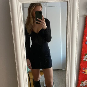 Svart klänning  - Säljer min svarta klänning från Nelly i storlek S. Endast använd 1 gång. Köpt för 549 kr säljs då den inte kommer till användning 💗