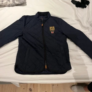 Morris trenton jacka (blå) -  Tjenare säljer nu en Morris jacka perfekt till kommande vår/sommar | modell: Morris trenton | Ny pris: 2199kr | pris kan diskuteras | tveka ej vid att höra av dig vid ytterligare frågor kring jackan!  Cond 9/10! 