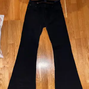 Svarta utsvängda jeans från märket JC som ej finns kvar längre. Strl W29 L32 (små så passar 34-38), passar folk på 160-170cm bra i längd. Nyskick 🖤Nypris: 1000kr