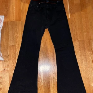 JC - Svarta utsvängda jeans från märket JC som ej finns kvar längre. Strl W29 L32 (små så passar 34-38), passar folk på 160-170cm bra i längd. Nyskick 🖤Nypris: 1000kr