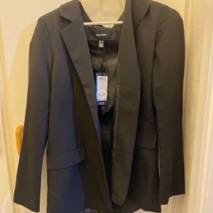 Svart Kavaj - Helt ny med prislapp 