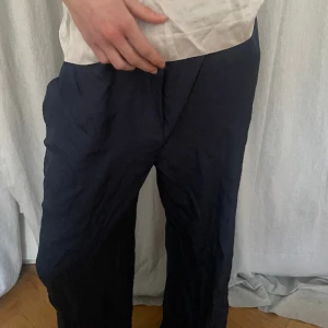 Siden byxor - Jättefina mörkblå sidenbyxor från mango💓💓