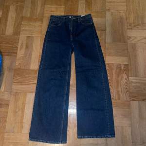 Weekday Jeans i modellen ”ACE”.  Waist: 29 Längd: 34
