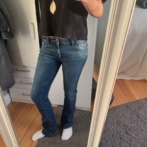Blåa jeans - Skitsnygga mörkblå lågmidjade jeans❤️ älskar passformen, skriv för fler bilder eller om du vill köpa!