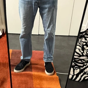 Blåa jeans - Säljer då de inte kommer till användning. Använda ett fåtal gånger så bra skick. Modell (Loose/Chris) / Storlek 32/32