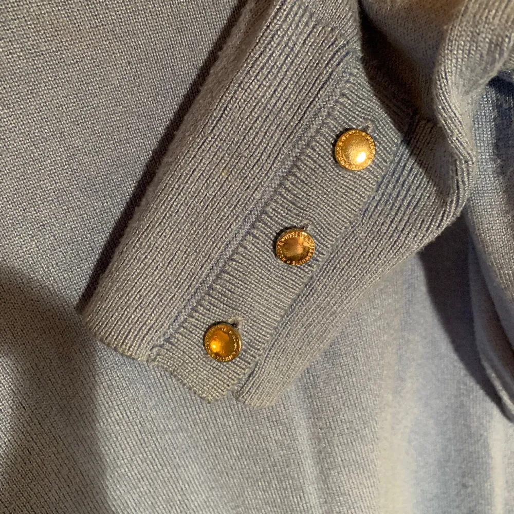 Fint stickad tröja från Lindex med fina knappar längst ner på ärmen. Använd med fortfarande i bra skick. Stl S. 🤍 Skriv privat för fler bilder/frågor ✨. Stickat.