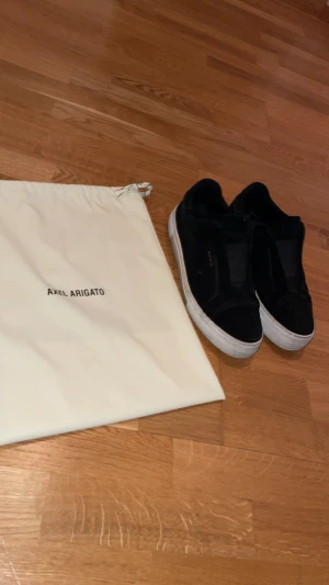 Axel arigato  - Tjena. Tänkte sälja mina arigatos pågrund av att dom inte kommer till användning. Använt dom en sommar. Lite smutsiga, som kan fixas vid behov av att köpa dom. inget störe som utmärks, inga skavanker eller hål. Kom gärna provat vid mer bilder och info. 