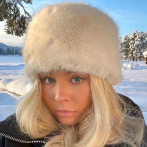 Pälsmössa - Säljer denna fuskpäls mössan från & other stories. Helt ny, aldrig använd pga köpte två💘