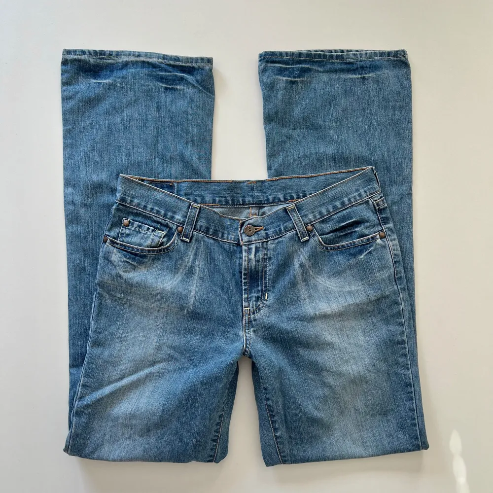 Vintage lågmidjade bootcut jeans från Old Navy. Midjemått: ca 80 cm, 40 cm rakt över. Innerbenslängd: 83 cm. Min vän på bilderna är 167 cm 💓. Jeans & Byxor.