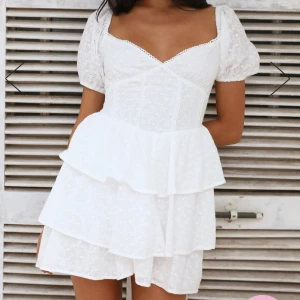 BE CUTE MINI DRESS WHITE HELLO MOLLY - Köpt på Hello Molly för 1350kr  Klänningen är endast testad. Jätte söt klänning som passar nu på sommarn🌸 Skriv för bilder jag är villig att mötas upp! 