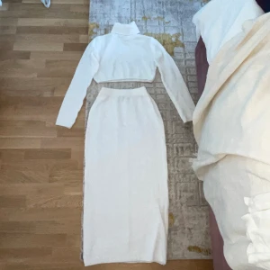 Set - Kjol och tröja (cropped) set Är i strl L men funkar också som M men även S Kjolen sträcker sig hela vägen längs benen och sitter löst nere vid vaderna