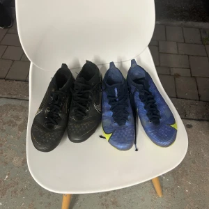 Fotbollsskor - Hej jag säljer 2 par fotbollsskor då båda är högsta modellen i storlek 42 priset för 1 par är 500 kan bli kan diskuteras om man köper båda kan mötas upp annars står ni för frakten 