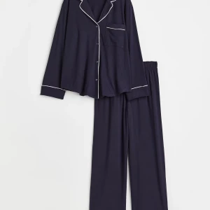 Pyjamas - Mörkblått pyjamas-sett från H&M. Säljer pågrund av att den inte kommer till användning. 💓