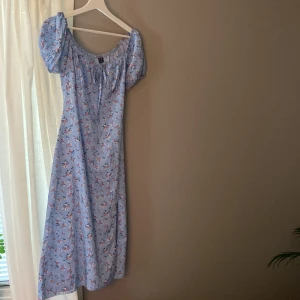 Sommarklänning - En sommarklänning med slits. Jätte fint skick. Storlek S från Shein, kvaliten är bra för att vara från Shein! 