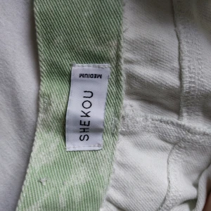Unika jeans - Unika jeans använda en gång. Tunt material med ett vakert grönt mönster. Ganska små i storleken✨️