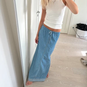 Maxikjol i denim - Sjukt snygg och lång maxikjol i denim😍 jag är 175