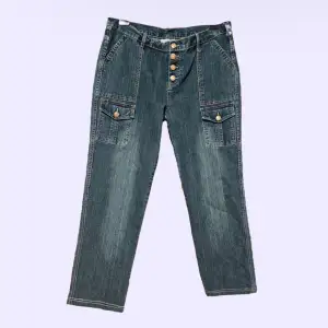 jättefina jeans köpta på humana, står 44/46 men sitter mer som 42! säljer då de är för små. aldrig använda!! 
