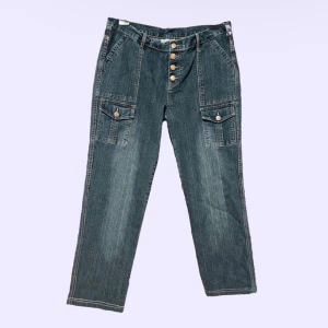 y2k jeans ✧₊⁺ - jättefina jeans köpta på humana, står 44/46 men sitter mer som 42! säljer då de är för små. aldrig använda!! 