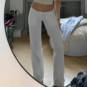 Linnebyxor - Jättefina somriga linnebyxor.🌸Midjemåttet rakt över: 36 cm. Innerbenslängden: 85 cm. Har vikt ner midjan och sytt fast för att ha de mer lågmidjade (går lätt att sprätta upp om man vill).