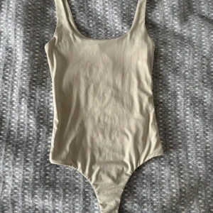 Bodytop - A stylish and functional top in light green color for everyday wear.   Condition: Very good  Material: Polyester,elastane Size: 68 x 30 cm 