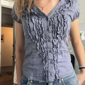 Kortärmad skjorta  - Kortärmad blus/shorta med volanger o knappar. Superfin o söt 💗💗