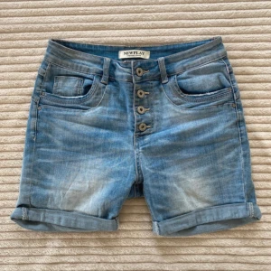 Jeansshorts stretchig SX - Nyskick! Supersköna stretchiga jeansshorts med den berömda stjärnan bak på fickan. Ni som har dem eller provat vet att de är så sköna!  Stl XS men rymliga, funkar även till S.  Kika gärna på mina övriga annonser. Djur och rökfritt hem.