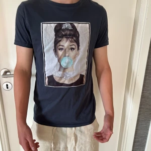 Limitato T-shirt  - Limitato T-shirt i marinblå färg perfekt till sommaren, dessutom med ett riktigt snyggt tryck. Grymt skick, inga defekter. Storlek S i herr och sitter TTS.  No OG. Hör gärna av er vid minsta fundering eller fler bilder Allt gott Mvh 