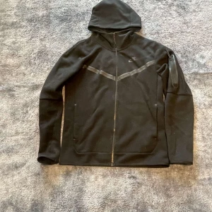 Og tech fleece - Använd hemma bara ett par fåtal gånger. 10/10 skick. Ingen fläck eller smuts på tröjan.