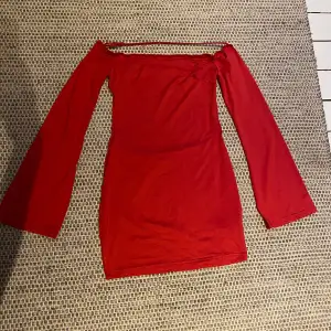 Röd klänning med öppen rygg i fin röd färg 