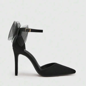 Klackar med rosett  - Super fina pumps klackar med rosett bak. De är i storlek 37 men för stora på mig som har 37 så skulle säga att de passar 38. Endast använda 1 gång 