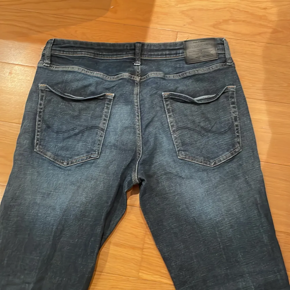 Jeans från Jack & Jones med storleken w33 l32, de är använda men är i bra skick och har en jäkligt snygg tvätt. De ser lite skrynkliga ut på bilderna men det är bara för att de är nytvättade, kan lätt fixas med en strykning  Pris kan diskuteras. Jeans & Byxor.