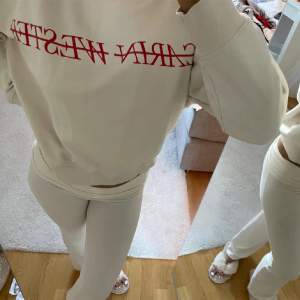 Carin western hoodie, vit och fräsch, använt få antal gånger, inga defekter, i ett bra skick🥰🥰